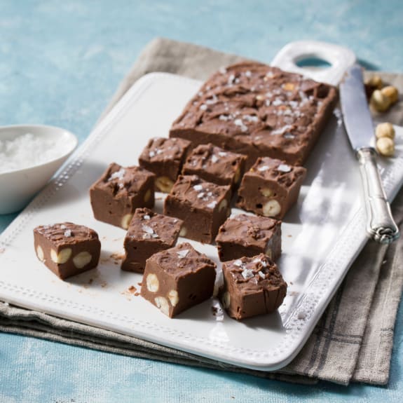 Fudge de chocolate con leche, avellanas con escamas de sal